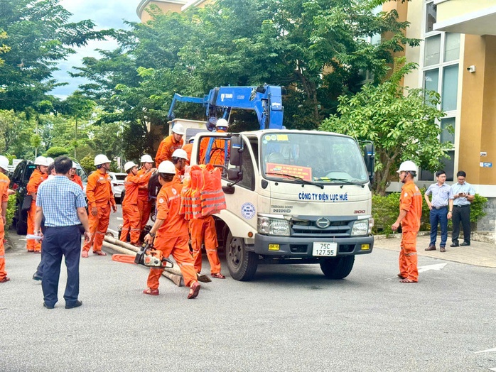 Hơn 200 công nhân, kỹ sư Tổng công ty Điện lực miền Trung lên đường khắc phục lưới điện sau bão- Ảnh 6.