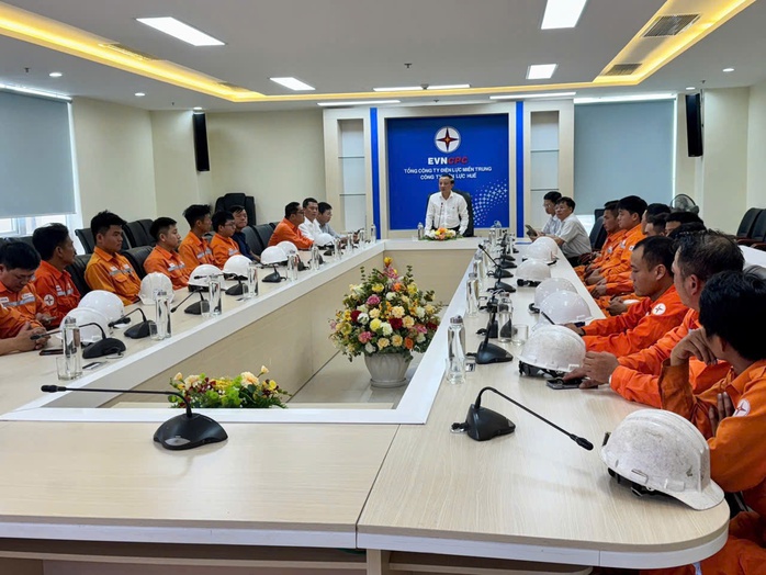 Hơn 200 công nhân, kỹ sư Tổng công ty Điện lực miền Trung lên đường khắc phục lưới điện sau bão- Ảnh 1.