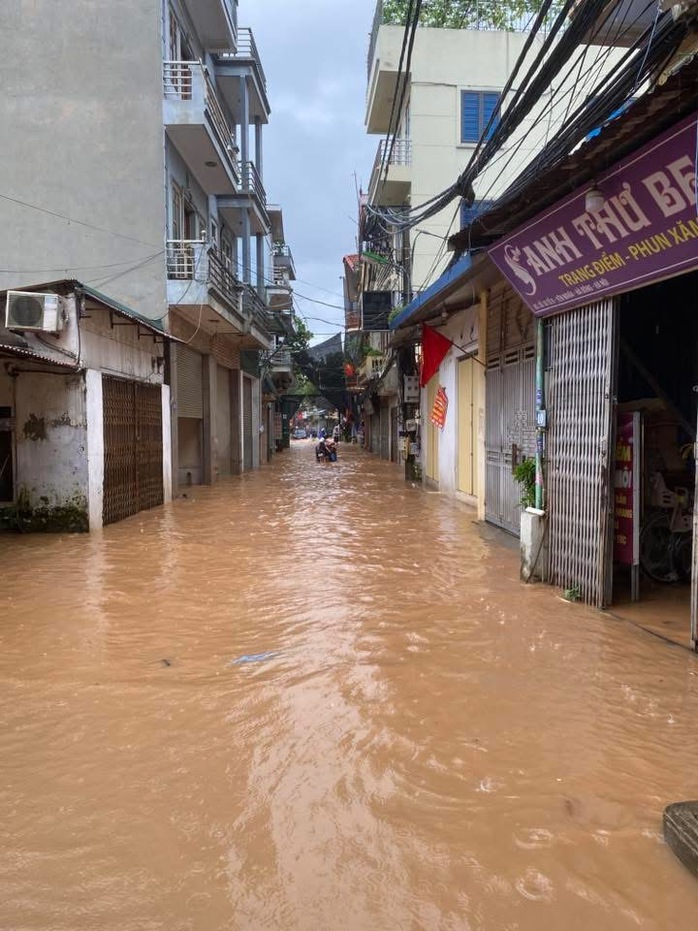 Hà Nội ngập mưa thâu đêm , nhiều tuyến đường khó khăn di chuyển - Ảnh 6.