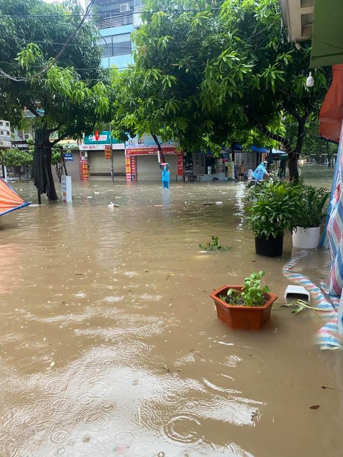 Hà Nội ngập mưa thâu đêm , nhiều tuyến đường khó khăn di chuyển - Ảnh 5.