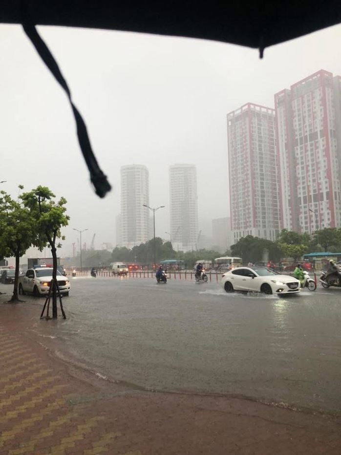 Hà Nội ngập mưa thâu đêm , nhiều tuyến đường khó khăn di chuyển - Ảnh 4.