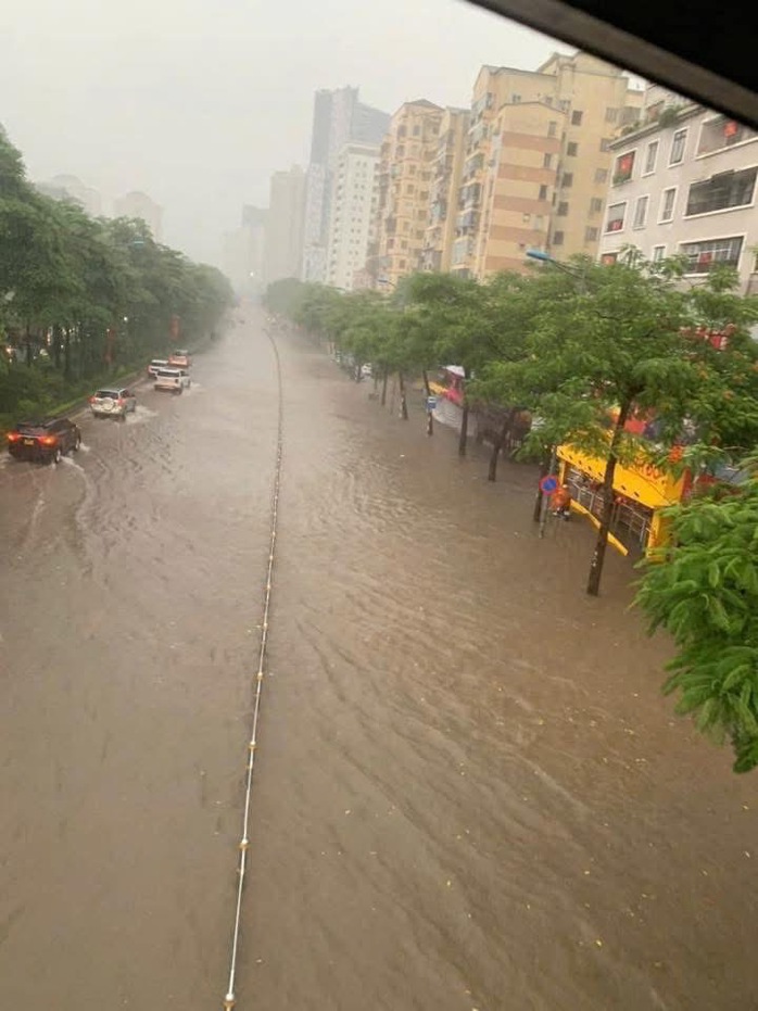 Hà Nội ngập mưa thâu đêm , nhiều tuyến đường khó khăn di chuyển - Ảnh 2.