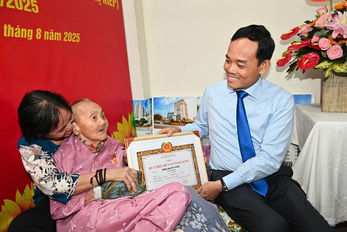 Tân Bí thư Thành ủy TP HCM Trần Lưu Quang trao Huy hiệu 80 năm tuổi Đảng cho đảng viên 100 tuổi - Ảnh 2.