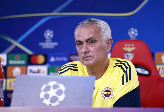 Mourinho chỉ trích ban lãnh đạo Fenerbahce- Ảnh 1. Mourinho chỉ trích ban lãnh đạo Fenerbahce- Ảnh 1.