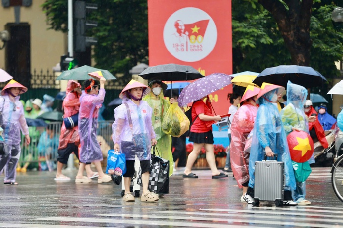 Diễu binh Hà Nội: Hàng ngàn người dân Đội mưa chờ xem Lễ kỷ niệm trọng đại - Ảnh 2.