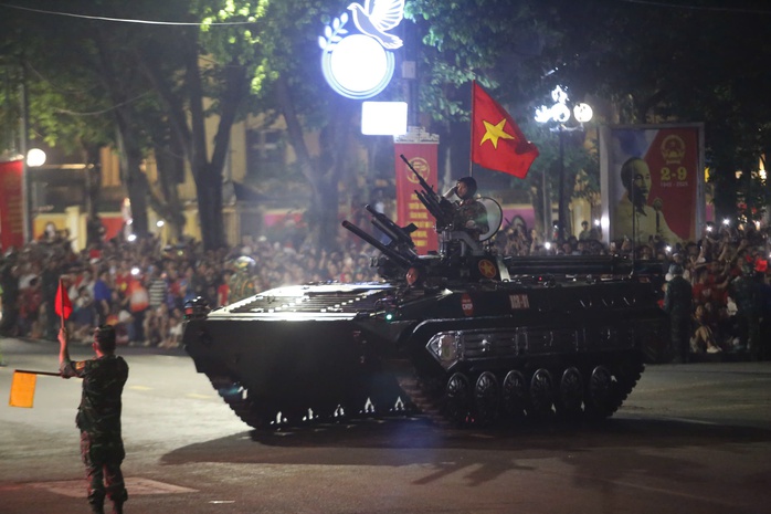 Dàn xe tăng, bọc thép sơ duyệt diễu binh trong tiếng reo hò của người dân- Ảnh 9. Dàn xe tăng, bọc thép sơ duyệt diễu binh trong tiếng reo hò của người dân- Ảnh 9.