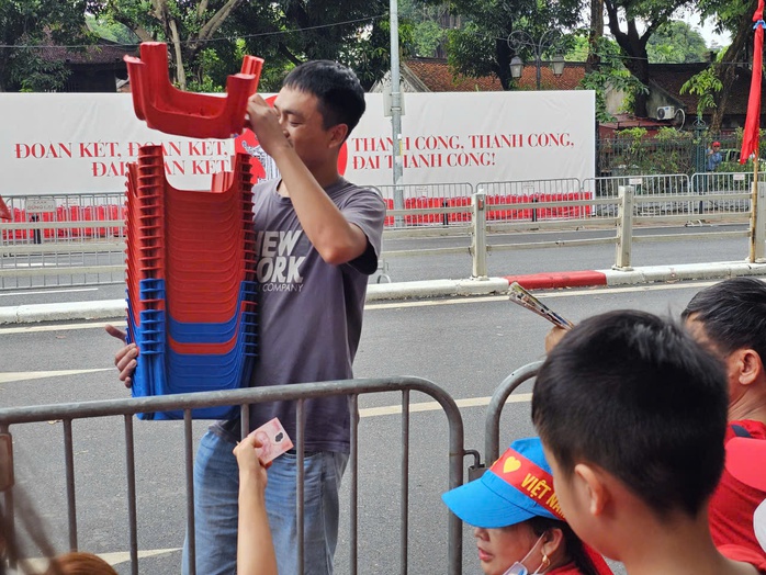 Người dân choáng váng với giá ghế nhựa và chai nước trong diễu binh diễu hành - Ảnh 1. Người dân choáng váng với giá ghế nhựa và chai nước trong diễu binh diễu hành - Ảnh 1.