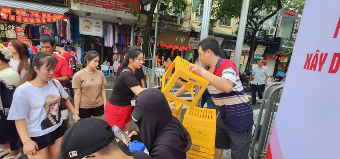 Người dân choáng váng với giá ghế nhựa và chai nước trong diễu binh diễu hành - Ảnh 7. Người dân choáng váng với giá ghế nhựa và chai nước trong diễu binh diễu hành - Ảnh 7.