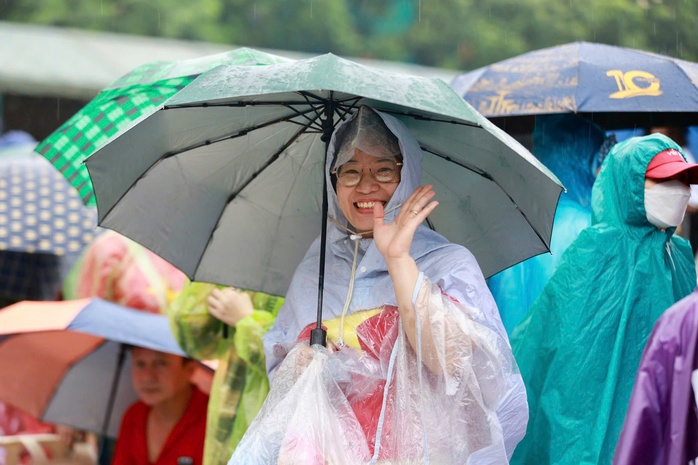 Diễu binh Hà Nội: Hàng ngàn người dân Đội mưa chờ xem Lễ kỷ niệm trọng đại - Ảnh 7.