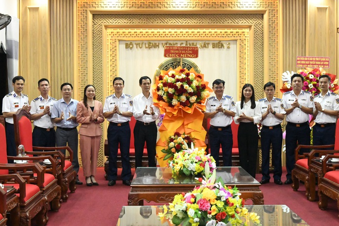 Ban Tuyên giáo và Dân vận Đà Nẵng chúc mừng Ngày truyền thống Cảnh sát biển Việt Nam - Ảnh 1. Ban Tuyên giáo và Dân vận Đà Nẵng chúc mừng Ngày truyền thống Cảnh sát biển Việt Nam - Ảnh 1.