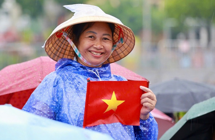 Diễu binh Hà Nội: Hàng ngàn người dân Đội mưa chờ xem Lễ kỷ niệm trọng đại - Ảnh 5.