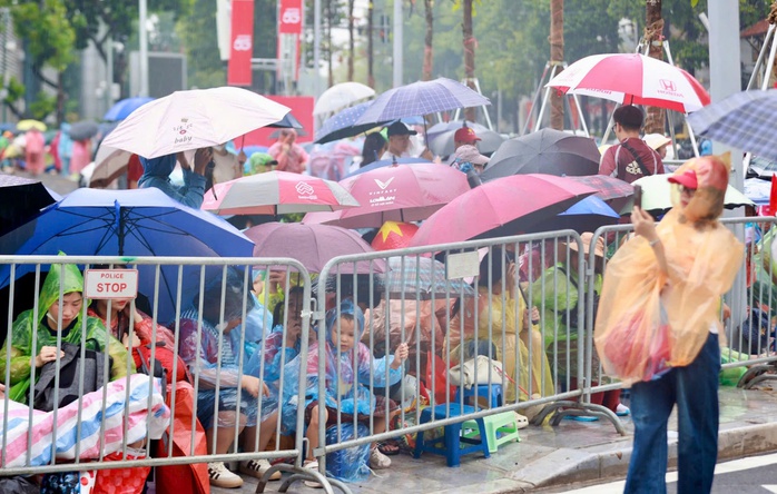 Diễu binh Hà Nội: Hàng ngàn người dân Đội mưa chờ xem Lễ kỷ niệm trọng đại - Ảnh 1.