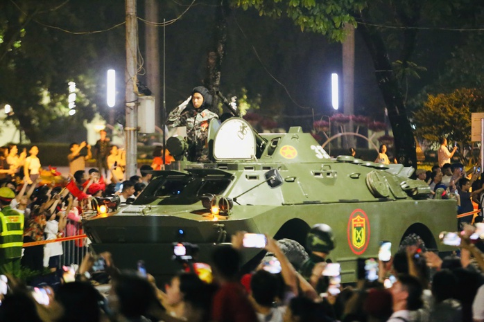 Dàn xe tăng, bọc thép sơ duyệt diễu binh trong tiếng reo hò của người dân- Ảnh 7. Dàn xe tăng, bọc thép sơ duyệt diễu binh trong tiếng reo hò của người dân- Ảnh 7.