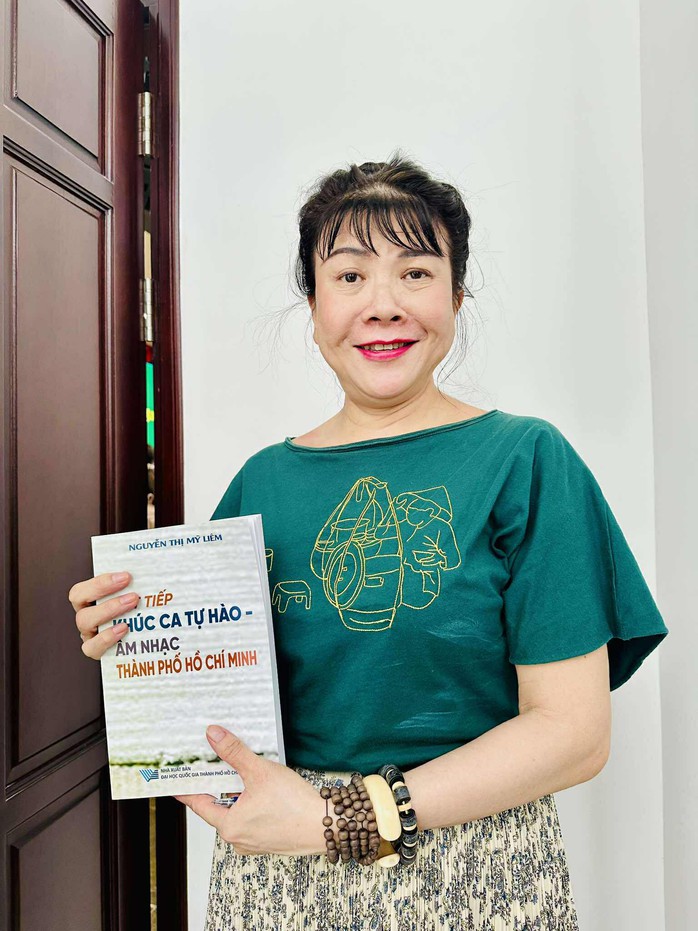Văn nghệ sĩ chúc mừng PGS TS Nguyễn Thị Mỹ Liêm với sách "Viết tiếp khúc ca tự hào âm nhạc TP HCM"- Ảnh 5.