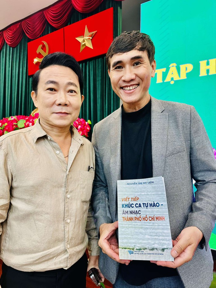 Văn nghệ sĩ chúc mừng PGS TS Nguyễn Thị Mỹ Liêm với sách "Viết tiếp khúc ca tự hào âm nhạc TP HCM"- Ảnh 4.