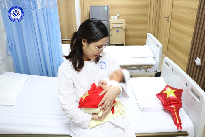 Bé gái chào đời từ phôi thai lưu trữ 11 năm - Ảnh 2.