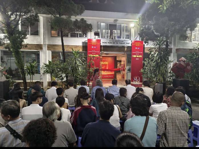 Hào hứng với triển lãm mỹ thuật ấn tượng mang chủ đề "Tiếp bước"- Ảnh 1. Hào hứng với triển lãm mỹ thuật ấn tượng mang chủ đề "Tiếp bước"- Ảnh 1.
