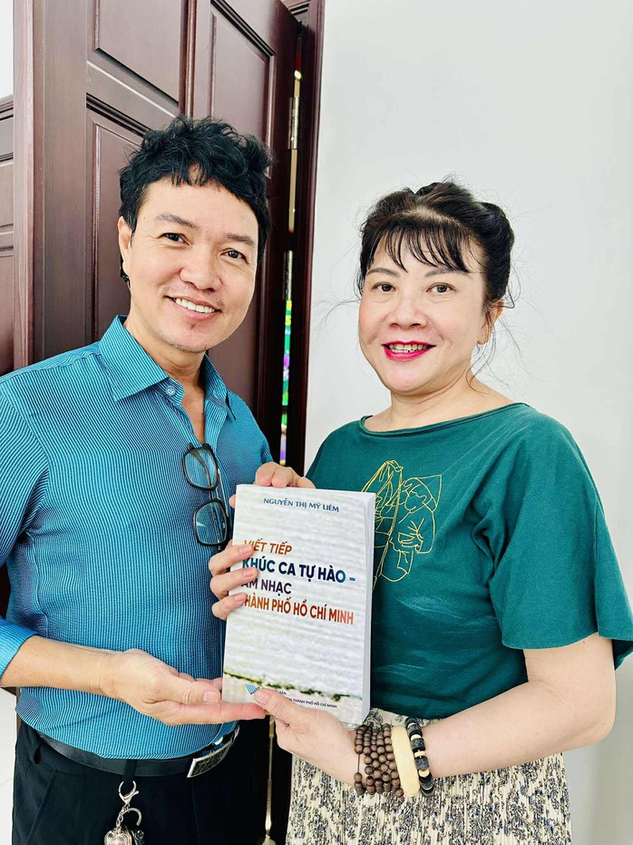 Văn nghệ sĩ chúc mừng PGS TS Nguyễn Thị Mỹ Liêm với sách "Viết tiếp khúc ca tự hào âm nhạc TP HCM"- Ảnh 3.