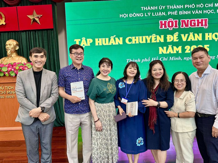 Văn nghệ sĩ chúc mừng PGS TS Nguyễn Thị Mỹ Liêm với sách "Viết tiếp khúc ca tự hào âm nhạc TP HCM"- Ảnh 1.