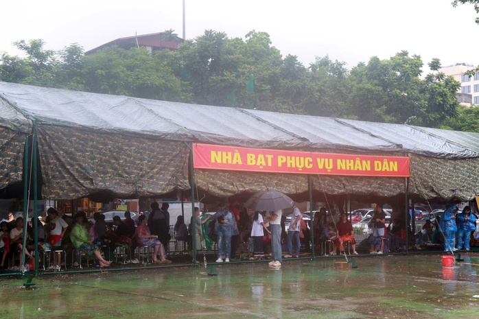 Diễu binh Hà Nội: Hàng ngàn người dân Đội mưa chờ xem Lễ kỷ niệm trọng đại - Ảnh 8.