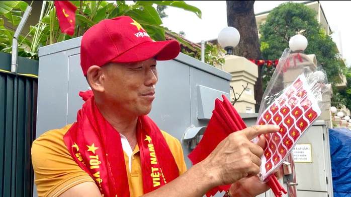 Cờ đỏ sao vàng trở thành mặt hàng hot Trong dịp diễu binh tại Hà Nội - Ảnh 1. Cờ đỏ sao vàng trở thành mặt hàng hot Trong dịp diễu binh tại Hà Nội - Ảnh 1.