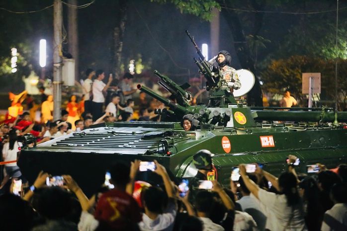 Dàn xe tăng, bọc thép sơ duyệt diễu binh trong tiếng reo hò của người dân- Ảnh 5. Dàn xe tăng, bọc thép sơ duyệt diễu binh trong tiếng reo hò của người dân- Ảnh 5.