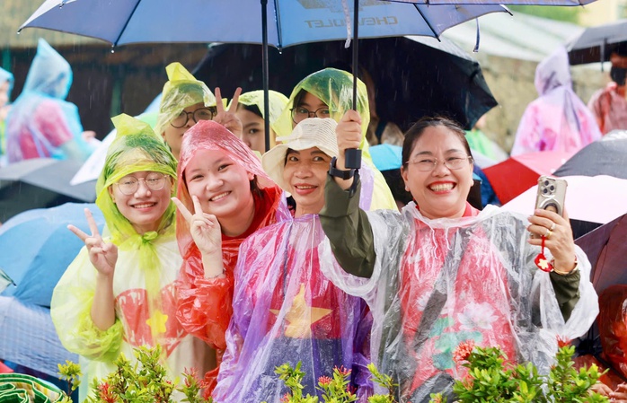 Diễu binh Hà Nội: Hàng ngàn người dân Đội mưa chờ xem Lễ kỷ niệm trọng đại - Ảnh 3.