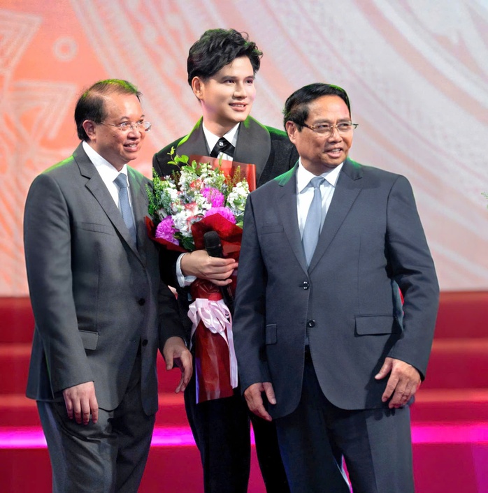 Nam MC được chọn làm concert Quốc gia đặc biệt 2-9 là ai?
- Ảnh 2. Nam MC được chọn làm concert Quốc gia đặc biệt 2-9 là ai?
- Ảnh 2.
