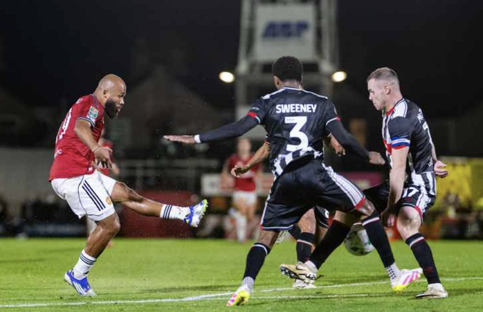 Grimsby tạo cú sốc lịch sử, loại Man United khỏi League Cup- Ảnh 3. Grimsby tạo cú sốc lịch sử, loại Man United khỏi League Cup- Ảnh 3.