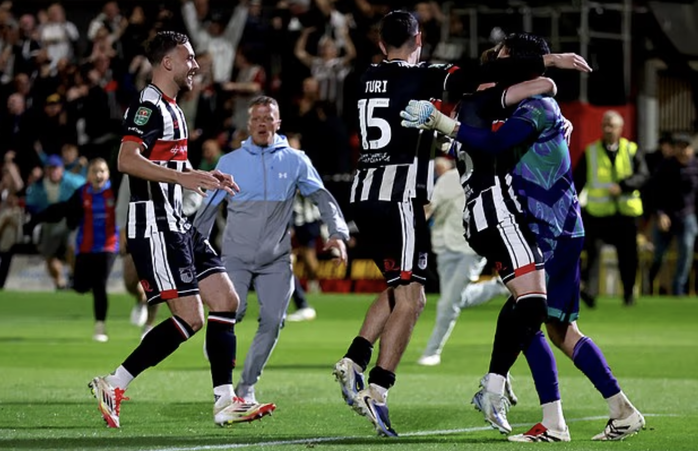 Grimsby tạo cú sốc lịch sử, loại Man United khỏi League Cup- Ảnh 7. Grimsby tạo cú sốc lịch sử, loại Man United khỏi League Cup- Ảnh 7.