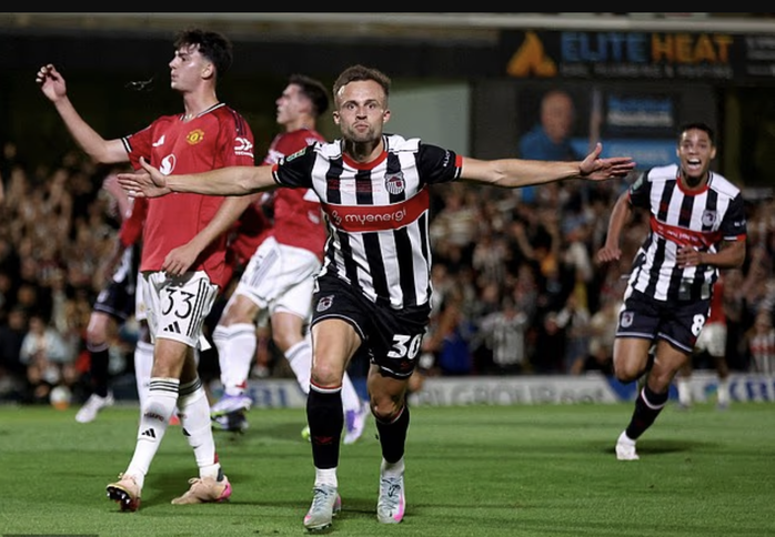 Grimsby tạo cú sốc lịch sử, loại Man United khỏi League Cup- Ảnh 1. Grimsby tạo cú sốc lịch sử, loại Man United khỏi League Cup- Ảnh 1.