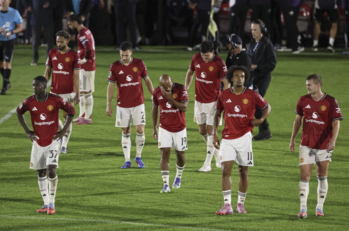 Grimsby tạo cú sốc lịch sử, loại Man United khỏi League Cup- Ảnh 8. Grimsby tạo cú sốc lịch sử, loại Man United khỏi League Cup- Ảnh 8.