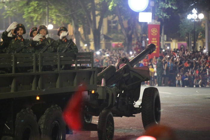 Dàn xe tăng, bọc thép sơ duyệt diễu binh trong tiếng reo hò của người dân- Ảnh 10. Dàn xe tăng, bọc thép sơ duyệt diễu binh trong tiếng reo hò của người dân- Ảnh 10.