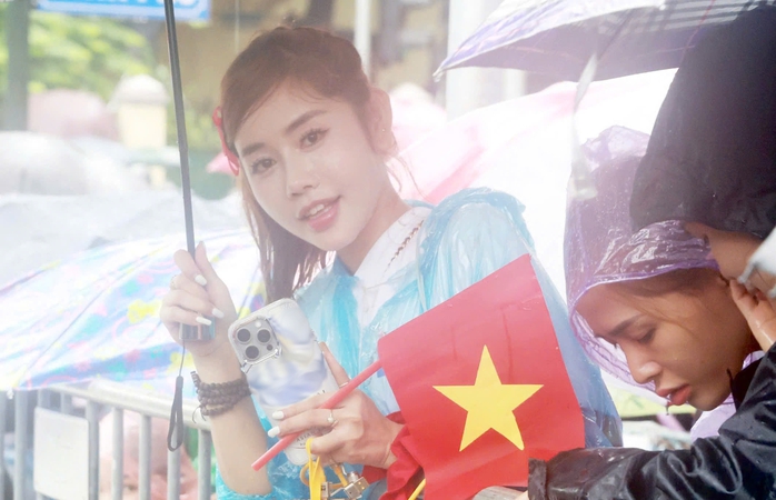 Diễu binh Hà Nội: Hàng ngàn người dân Đội mưa chờ xem Lễ kỷ niệm trọng đại - Ảnh 6.