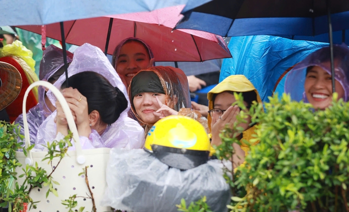 Diễu binh Hà Nội: Hàng ngàn người dân Đội mưa chờ xem Lễ kỷ niệm trọng đại - Ảnh 4.