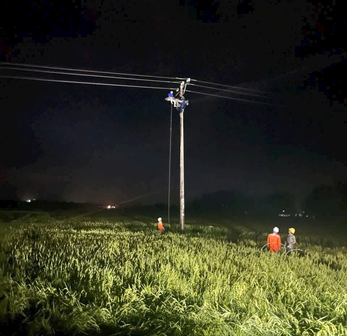 Hà Tĩnh: Tổng lực khắc phục điện lưới do bão số 5 gây ra- Ảnh 5.