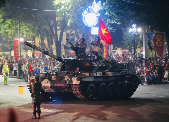 Dàn xe tăng, bọc thép sơ duyệt diễu binh trong tiếng reo hò của người dân- Ảnh 11. Dàn xe tăng, bọc thép sơ duyệt diễu binh trong tiếng reo hò của người dân- Ảnh 11.