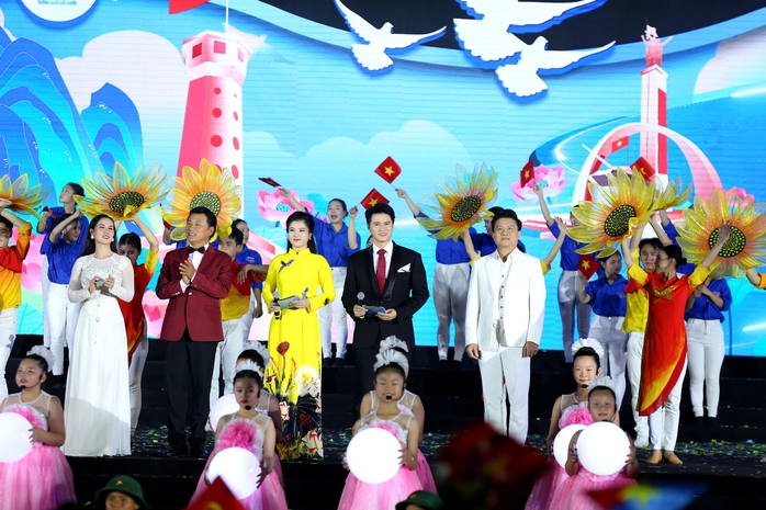 Nam MC được chọn làm concert Quốc gia đặc biệt 2-9 là ai?
- Ảnh 3. Nam MC được chọn làm concert Quốc gia đặc biệt 2-9 là ai?
- Ảnh 3.