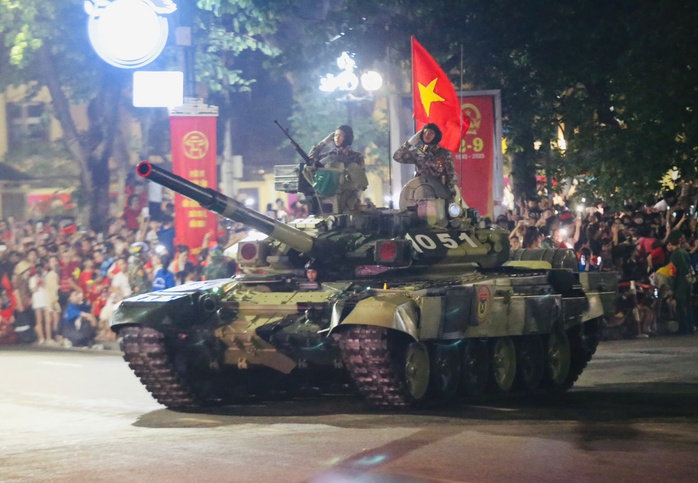 Dàn xe tăng, bọc thép sơ duyệt diễu binh trong tiếng reo hò của người dân- Ảnh 13. Dàn xe tăng, bọc thép sơ duyệt diễu binh trong tiếng reo hò của người dân- Ảnh 13.