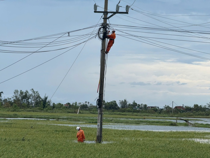 Hà Tĩnh: Tổng lực khắc phục điện lưới do bão số 5 gây ra- Ảnh 1.
