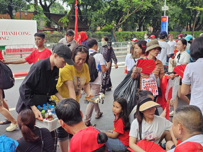 Người dân choáng váng với giá ghế nhựa và chai nước trong diễu binh diễu hành - Ảnh 4. Người dân choáng váng với giá ghế nhựa và chai nước trong diễu binh diễu hành - Ảnh 4.
