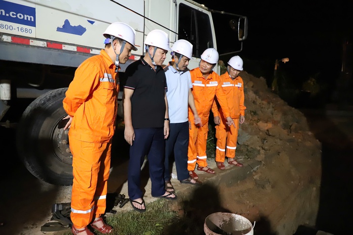 Hà Tĩnh: Tổng lực khắc phục điện lưới do bão số 5 gây ra- Ảnh 6.