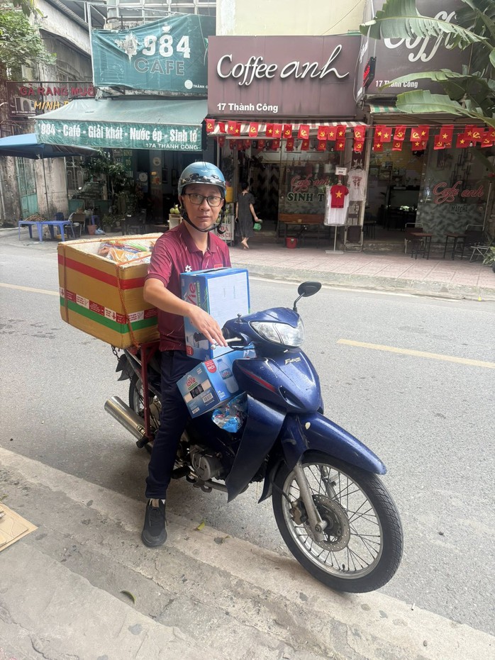 Người đàn ông chạy xe máy tặng nước, bánh mì miễn phí cho người dân, mời cơm cựu chiến binh- Ảnh 1. Người đàn ông chạy xe máy tặng nước, bánh mì miễn phí cho người dân, mời cơm cựu chiến binh- Ảnh 1.