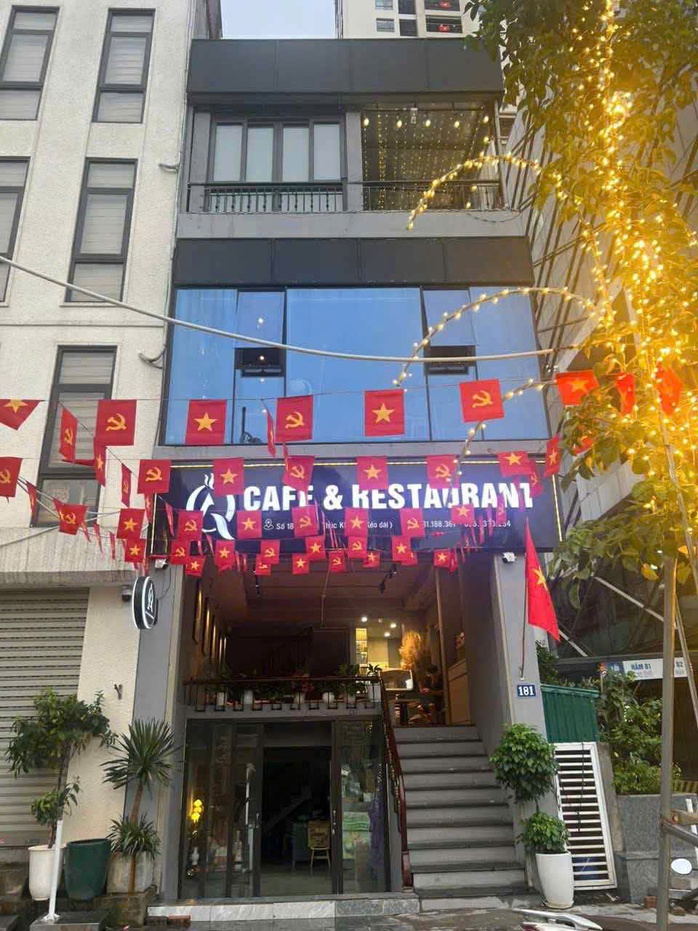 Người đàn ông chạy xe máy tặng nước, bánh mì miễn phí cho người dân, mời cơm cựu chiến binh- Ảnh 3. Người đàn ông chạy xe máy tặng nước, bánh mì miễn phí cho người dân, mời cơm cựu chiến binh- Ảnh 3.