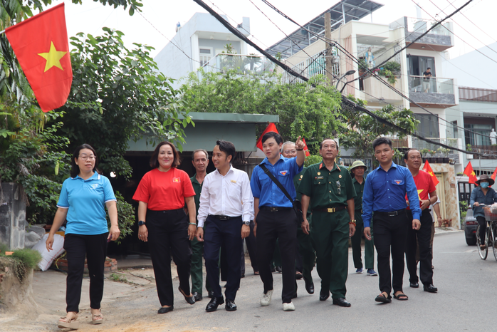Rực rỡ “Đường cờ Tổ quốc” tại phường An Hội Đông- Ảnh 4. Rực rỡ “Đường cờ Tổ quốc” tại phường An Hội Đông- Ảnh 4.