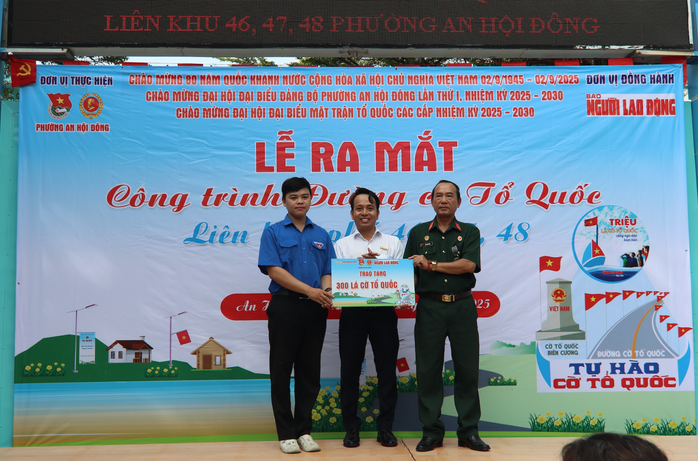 Rực rỡ “Đường cờ Tổ quốc” tại phường An Hội Đông- Ảnh 2. Rực rỡ “Đường cờ Tổ quốc” tại phường An Hội Đông- Ảnh 2.