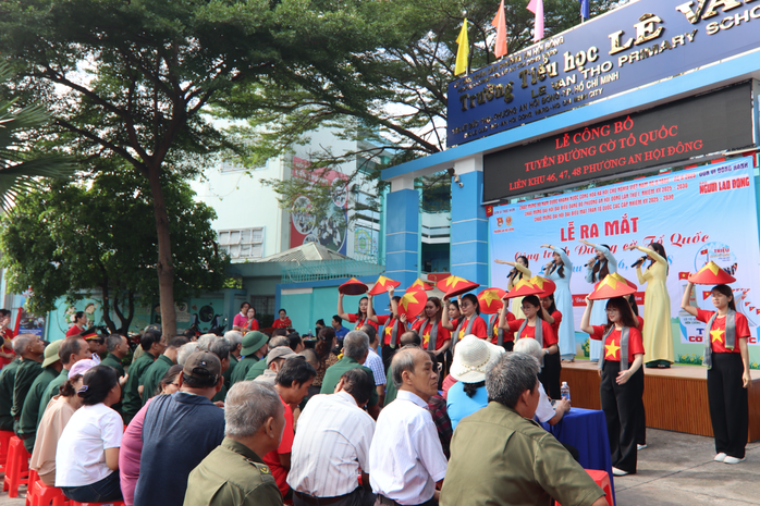 Rực rỡ “Đường cờ Tổ quốc” tại phường An Hội Đông- Ảnh 6. Rực rỡ “Đường cờ Tổ quốc” tại phường An Hội Đông- Ảnh 6.