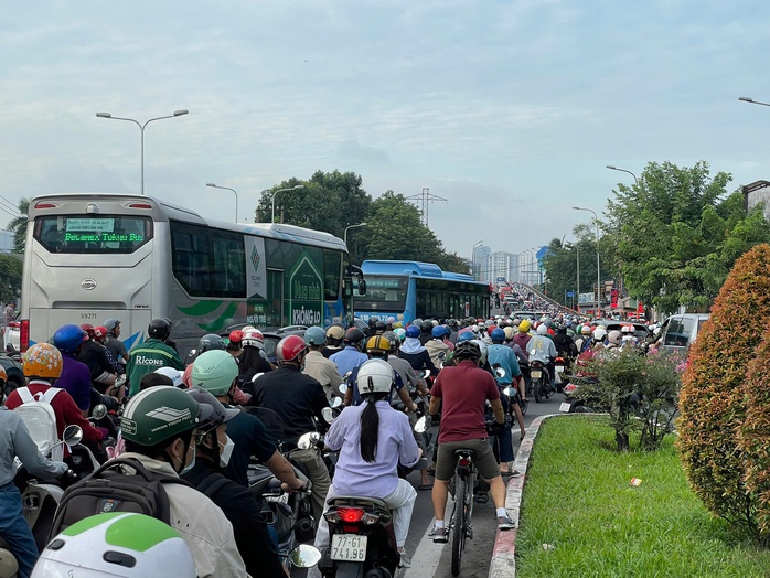 Sáng nay, khu vực cầu Bình Lợi, người dân phải nhích từng chút- Ảnh 6. Sáng nay, khu vực cầu Bình Lợi, người dân phải nhích từng chút- Ảnh 6.