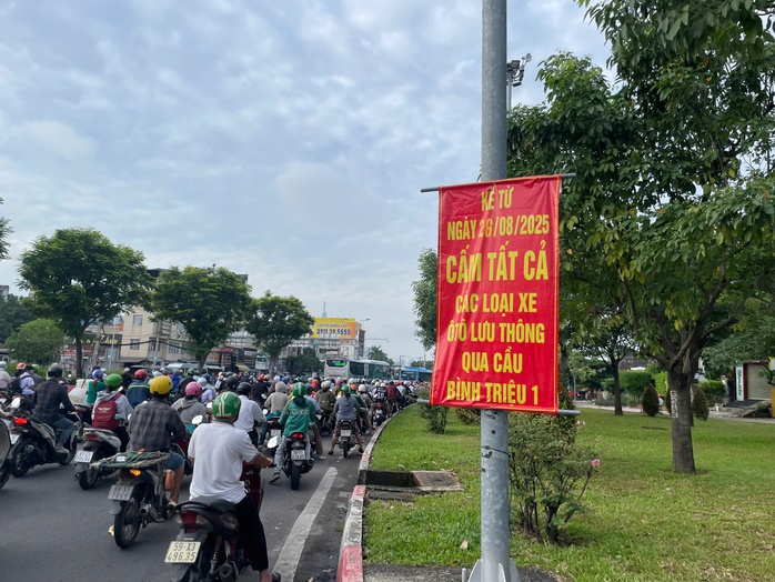 Sáng nay, khu vực cầu Bình Lợi, người dân phải nhích từng chút- Ảnh 3. Sáng nay, khu vực cầu Bình Lợi, người dân phải nhích từng chút- Ảnh 3.