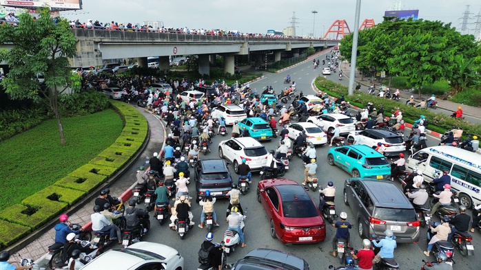 Sáng nay, khu vực cầu Bình Lợi, người dân phải nhích từng chút- Ảnh 2. Sáng nay, khu vực cầu Bình Lợi, người dân phải nhích từng chút- Ảnh 2.